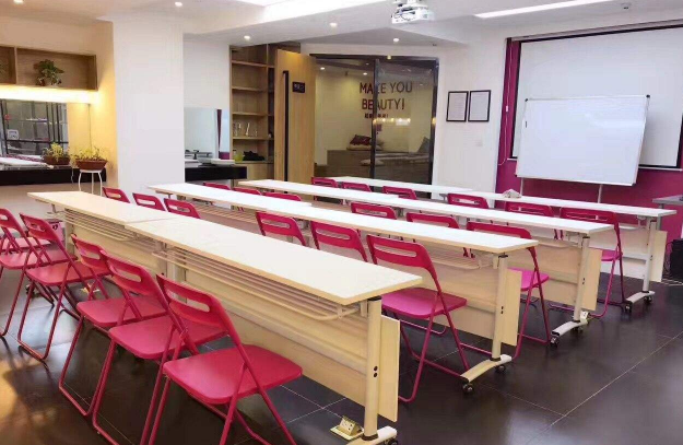 零基础学成化妆师要多久